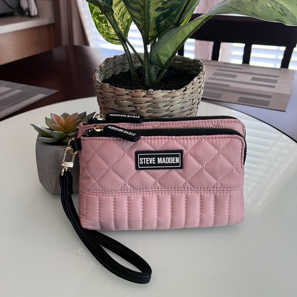 Steve Madden Handbags - 🌸Steve Madden Nylon Quilted Clutch Wallet 🌸